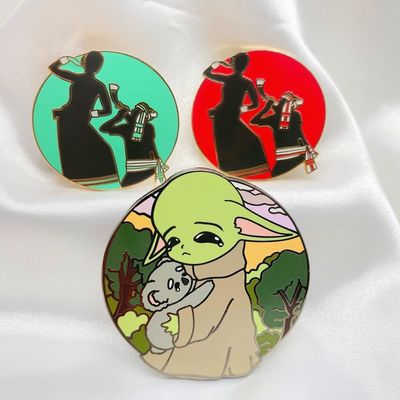 Quần áo Màu sắc Custom Lapel Pins kim loại Saudi National Day Logo từ tính Pin Badge
