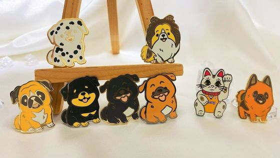 Bàn tay kim loại bọc kim loại tùy chỉnh Đèn mịn cứng Lapel Pin Quà tặng kinh doanh Đèn thiết kế logo kim loại Cho quần áo
