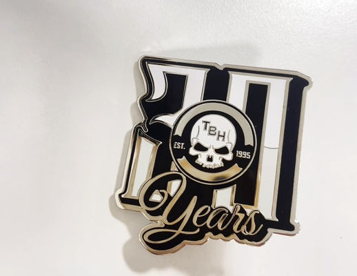 Giá tốt. Custom Hard Enamel Lapel Pins với độ dày 1,5mm và Butterfly Clutch cho quà tặng kinh doanh trực tuyến