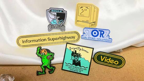 Giá tốt. Kim loại 1.5in mềm mịn Lapel Pin Badge kim loại cứng Custom Metal Pin Badges trực tuyến