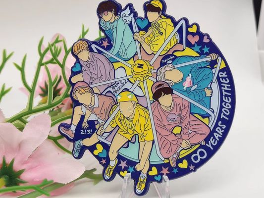 Giá tốt. Đinh lapel tùy chỉnh với thiết kế cá nhân, mạ vàng / bạc / đồng và quy trình men mềm / cứng trực tuyến