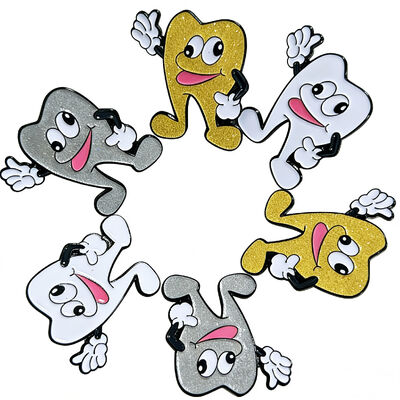 Cấu chốt lưng được mạ vàng tùy chỉnh với men mềm và logo của bạn để tạo thương hiệu hiệu quả.