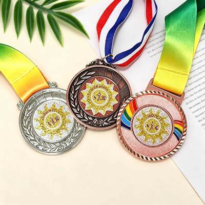 Giá tốt. Đài huy chương thể thao được mạ vàng bằng hợp kim kẽm 3D tùy chỉnh với ruy băng cho marathon và thể hình trực tuyến