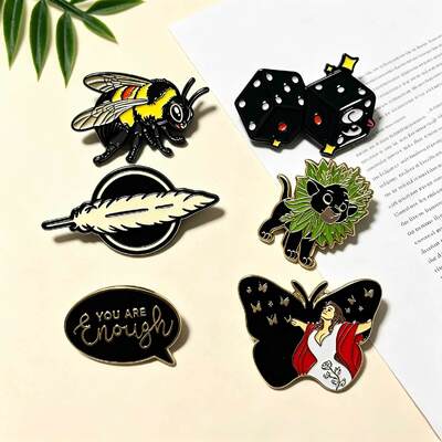 Giá tốt. Nhà máy trực tiếp tùy chỉnh Anime nhân vật trò chơi Merch kim loại vàng Trâm cài men cứng với in UV Chân men hiện đại trực tuyến