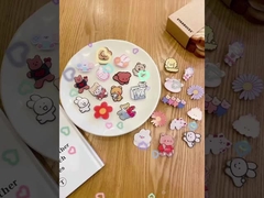 Màu đen kim loại tùy chỉnh Lapel Pin UV in phim hoạt hình Mái kim loại