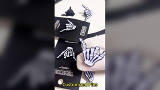 Tạo ra một cái kẹp kim loại nhựa lấp lánh của riêng bạn với kết thúc mềm hoặc cứng, in UV, và thiết kế hoạt hình đáng yêu.